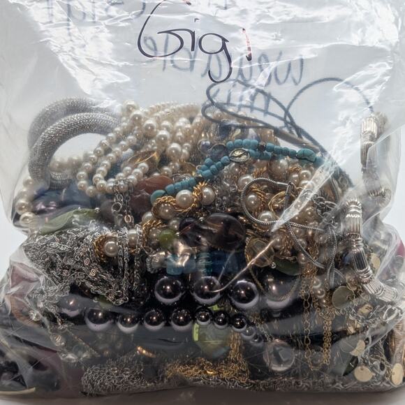 Jewelry Lot Gigi Wearable Over 4 Lbs Mixed Jewelry Mystery Bag - Picture 7 of 9